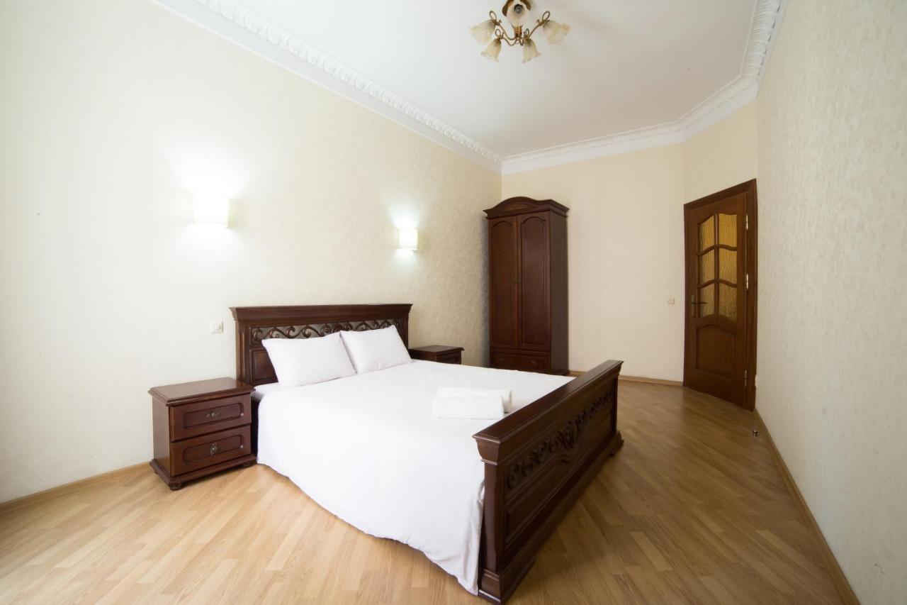 Lux Apartment on Virmenska 3- with 2 separate bedrooms Lviv Buitenkant foto
