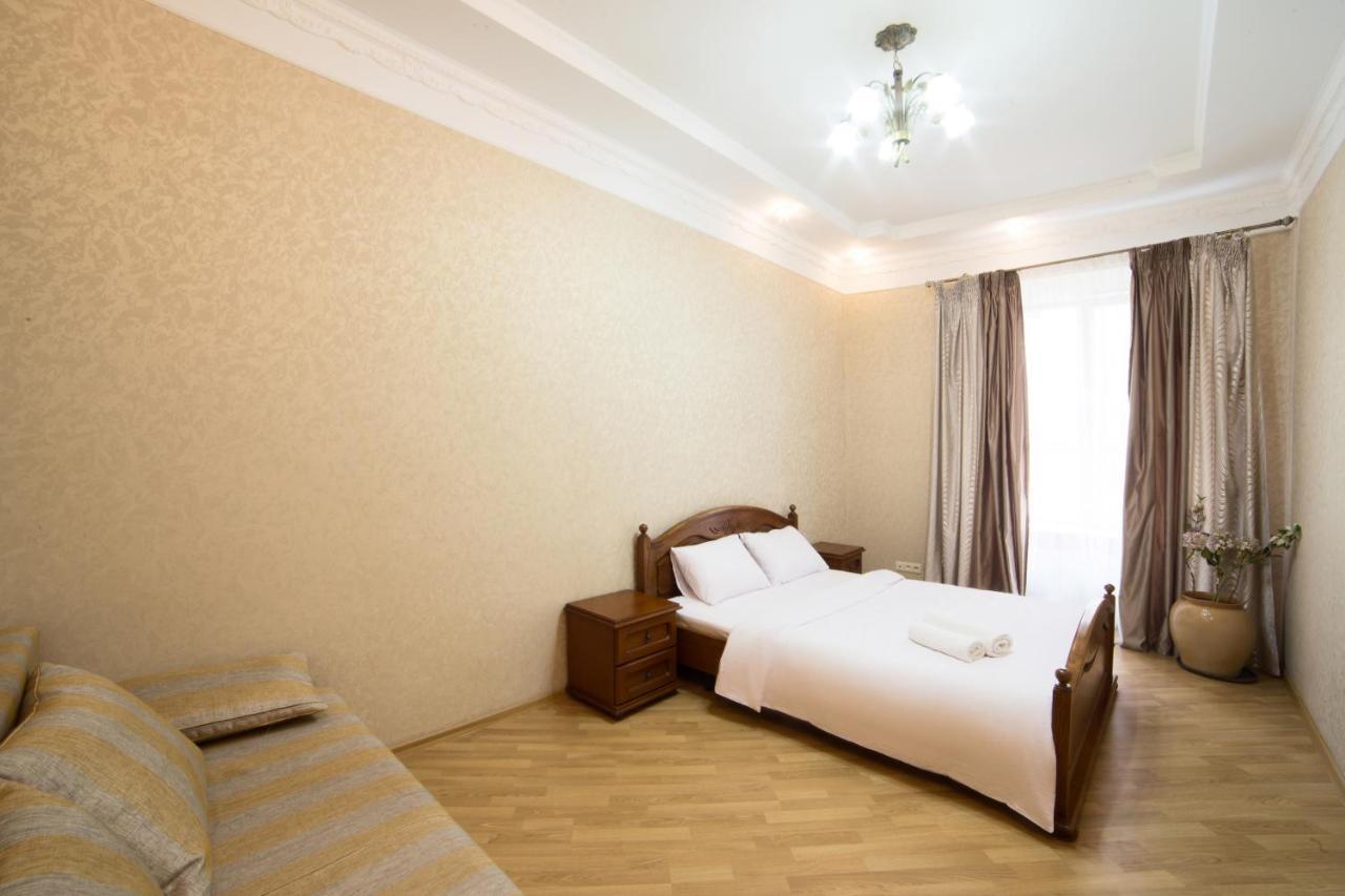 Lux Apartment on Virmenska 3- with 2 separate bedrooms Lviv Buitenkant foto