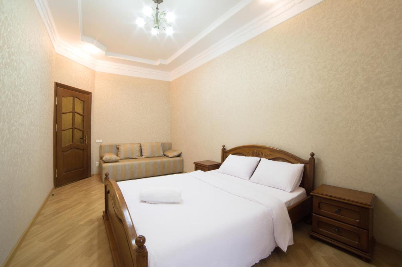 Lux Apartment on Virmenska 3- with 2 separate bedrooms Lviv Buitenkant foto